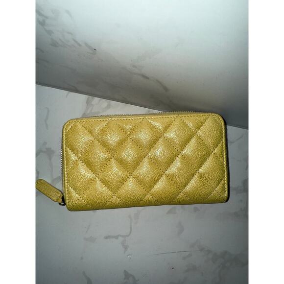 Chanel Iconic Quilted design Wallet - Picture 2 of 5